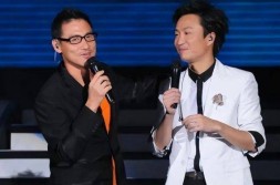 还要嫁豪门吗？郑中基闹离婚只给一个月8000元的赡养费网友：还不如汪小菲知名嫩模推女郎艾粟粟
